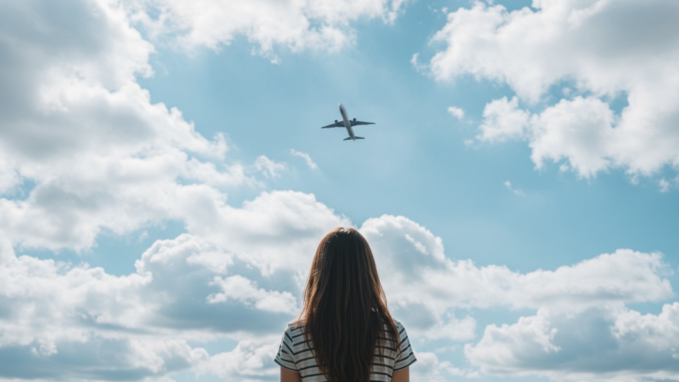 格安航空券予約サイトTravelistで空の旅をしたいと思っている少女