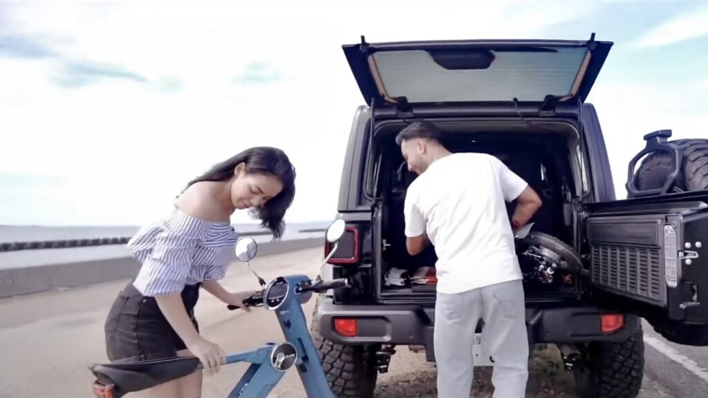 折り畳める特徴のEVバイク50ccブレイズスマートEVを車から降ろす男女